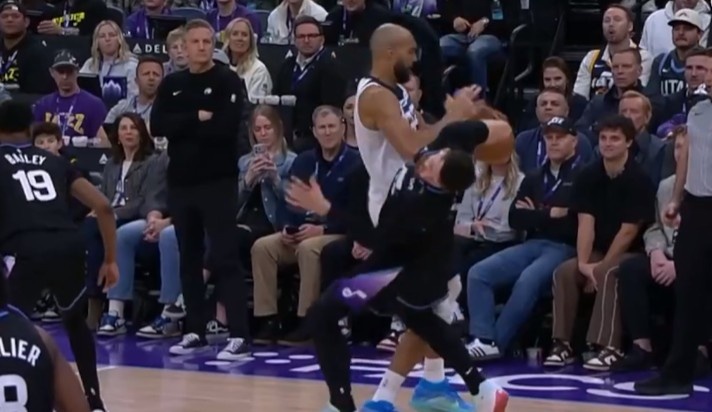 yl7703永利-搞心态！努尔基奇贴防小手乱扫领防守犯规 戈贝尔一个肘击吃T