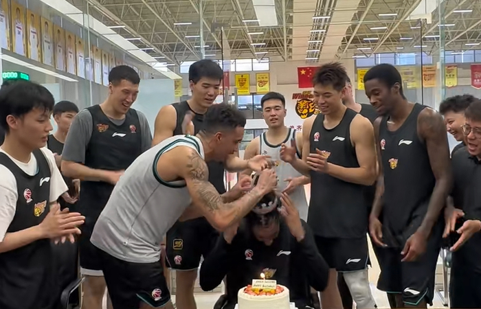 广东为萨林杰庆生！崔永熙故意调侃，杜锋送上一脚，胡明轩缺席！|奎因|生日|国家队|后续_新浪体育_新浪新闻
