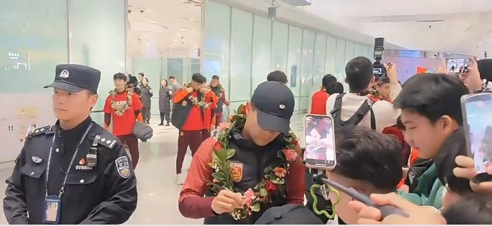 yl7703永利-U23国足载誉而归！上千球迷接机，李昊最受欢迎，球迷兴奋欢呼
